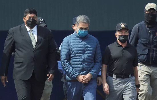 Mantan presiden Honduras Juan Orlando Hernandez dijatuhi vonis 45 tahun penjara oleh pengadilan New York, Amerika Serikat, setelah diputus bersalah atas kasus perdagangan narkoba.