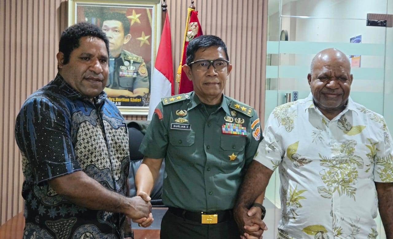 Ketua DPC Partai Gerindra Kabupaten Puncak Jaya, Miren Kagoya bersama Ketua DPD II Partai Golkar Kabupaten Puncak Jaya, Mendi Wonerengga menemui Staf Khusus Kepala Staf Angkatan Darat (KASAD) Mayjen TNI Drs. Burlian Sjafei.