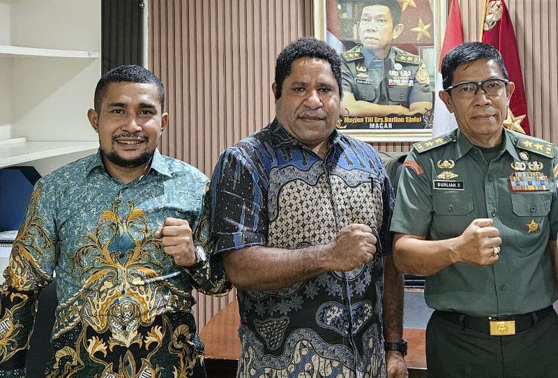 Direktur Haidar Alwi Institut, Sandri Rumanama (Kiri) turut mendampingi Miren Kagoya dan Mendi Wonerengga menemui Staf Khusus Kepala Staf Angkatan Darat (KASAD) Mayjen TNI Drs. Burlian Sjafei.