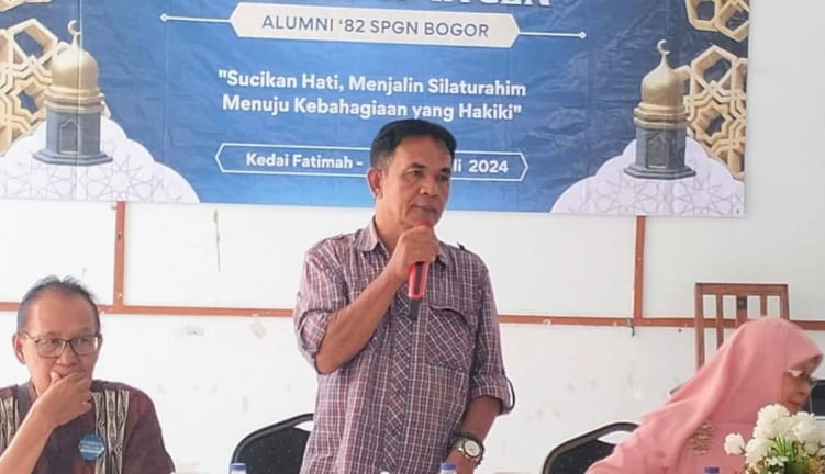 Puluhan guru dari alumni Sekolah Pendidikan Guru Negeri (SPGN) Bogor angkatan tahun 1982-1989 mengelar reuni yang disusul aksi sosial di kawasan Bogor, Jawa Barat Sabtu, 3 Agustus 2024.