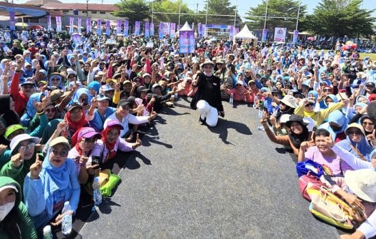 Sedikitnya 6000 warga Kota Depok, Jawa Barat (Jabar) tampak antusias menyambut pasangan calon (Paslon) Gubernur dan Wakil Gubernur, KH. Acep Adang Ruhiat dan Gitalis Dwi Natarina (Gita KDI) di Lapangan Sepakbola, Cipayung, Jembatan Serong, Kota Depok Sabtu, 26 Oktober 2024.