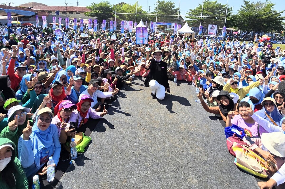 Sedikitnya 6000 warga Kota Depok, Jawa Barat (Jabar) tampak antusias menyambut pasangan calon (Paslon) Gubernur dan Wakil Gubernur, KH. Acep Adang Ruhiat dan Gitalis Dwi Natarina (Gita KDI) di Lapangan Sepakbola, Cipayung, Jembatan Serong, Kota Depok Sabtu, 26 Oktober 2024.