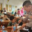 Polsek Gedangan Sidoarjo Bagikan Makan Gratis Bergizi Kepada Siswa SD