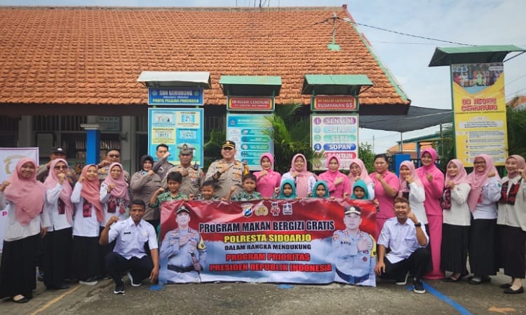 Foto bersama Kapolsek Gedangan didampingi Ibu Bhayangkari serta pengajar sekolah SDN Gemurung, Gedangan, Sidoarjo. (Akurat News)