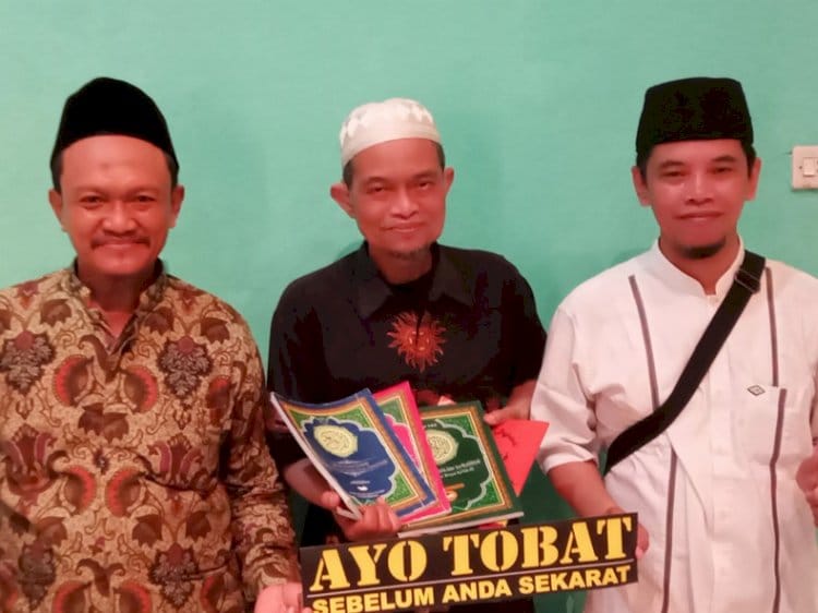 Berdiri tengah: Pembina PMTL JTQ Jawa Timur, Drs. H. Choirul Anam Djabar, usai jumpa pers di Surabaya.