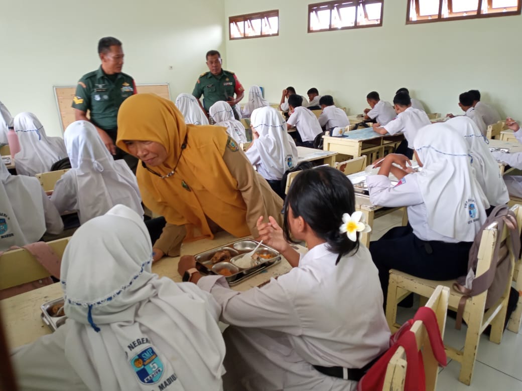 Program MBG SMPN 5 Kota Madiun Tanpa Sendok dan Air Minum
