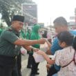 TNI dan Persit Kodim Abdya Bagi Takjil Gratis