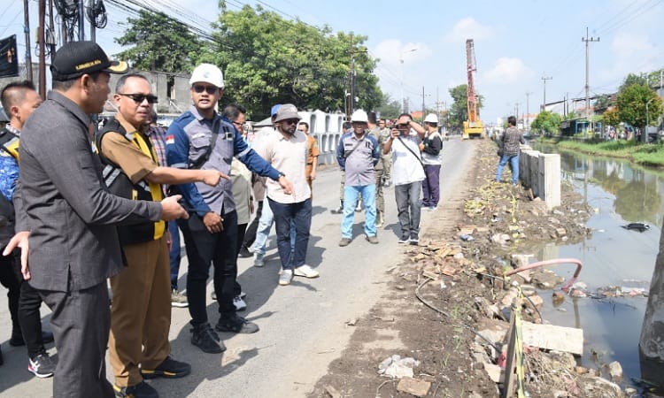 Bupati Sidoarjo Subandi, saat melakukan inspeksi mendadak.(AKURAT News)