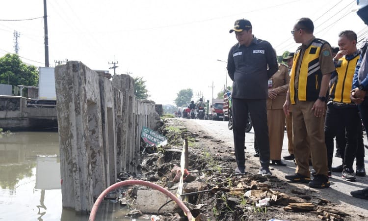 Bupati Sidoarjo, Subandi saat didampingi Kadis PUBMSDA Dwi Eko S.(AKURAT News)