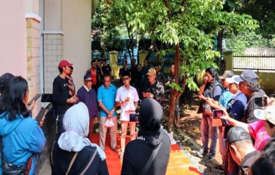 Moment Hari Raya Idul Adha 2025, Fraksi Partai Kebangkitan Bangsa (F-PKB) Depok memberikan daging dari tiga ekor domba untuk sejumlah insan pers yang kerap lakukan liputan di gedung DPRD Depok, Minggu, 9 Juni 2025.