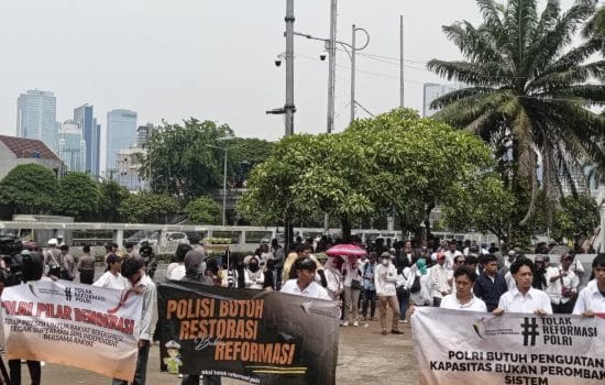 Ratusan masa yang tergabung dalam Ikatan Pelopor Penerus Reformasi (IPPR) menggelar aksi unjuk rasa di gedung DPR RI Senayan, Senin, 15 September 2025.