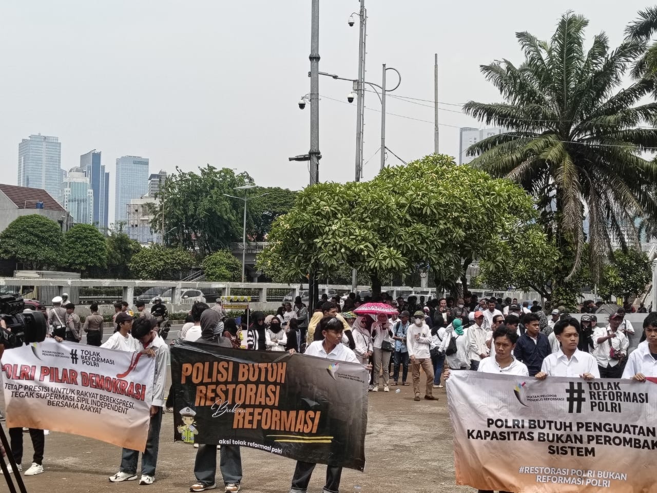 Ratusan masa yang tergabung dalam Ikatan Pelopor Penerus Reformasi (IPPR) menggelar aksi unjuk rasa di gedung DPR RI Senayan, Senin, 15 September 2025.