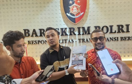 Direktur Eksekutif Haidar Alwi Institut (HAI) Sandri Rumanama bersama tim hukum mendatangi Bareskrim Polri
