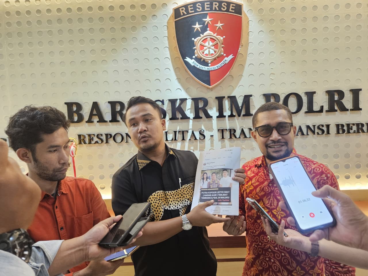 Direktur Eksekutif Haidar Alwi Institut (HAI) Sandri Rumanama bersama tim hukum mendatangi Bareskrim Polri