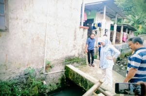 Legislator Fraksi Gerindra Depok, Yeti Wulandari saat tinjau langsung titik banjir usai reses di Tugu Cimanggis, Jumat, 3 Oktober 2025