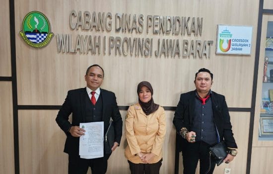 Keterangan Foto : Tim Advokat Yogi Pajar Suprayogi, AMd, SE, SH Saat di Kantor Cabang Dinas Pendidikan Wilayah I Provinsi Jawa Barat