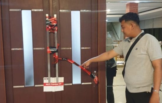 Komisi Pemberantasan Korupsi (KPK) menyegel ruang kerja Bupati Bekasi, Ade Kuswara Kunang.